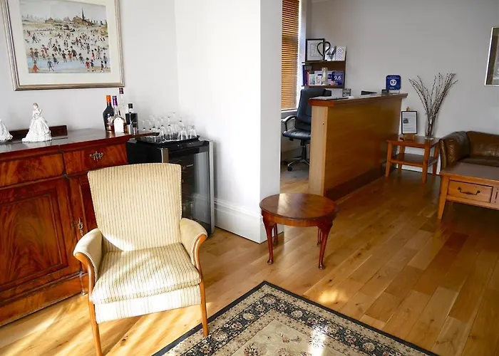 Redstone GuesthouseAirport Hotel